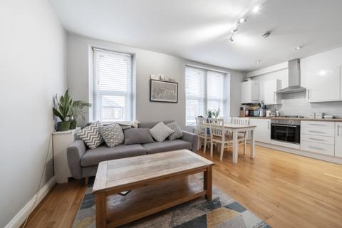 2 bedroom apartment to rent, Merton Road London SW18
