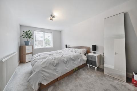 2 bedroom apartment to rent, Merton Road London SW18