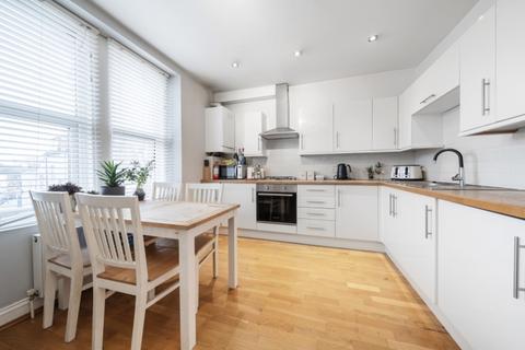 2 bedroom apartment to rent, Merton Road London SW18