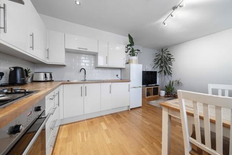2 bedroom apartment to rent, Merton Road London SW18