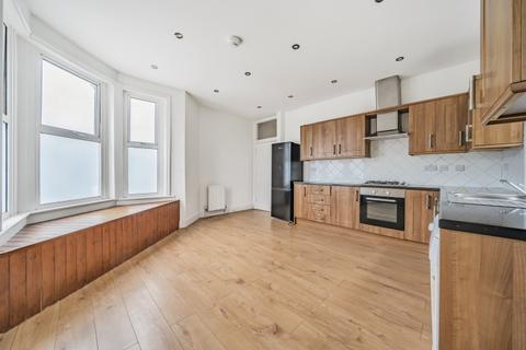 2 bedroom apartment to rent, Replingham Road London SW18