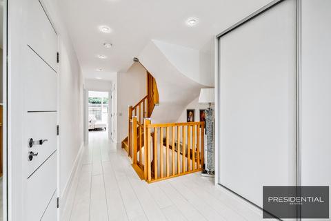 40a Woolhampton Way, Chigwell, IG7 4QH