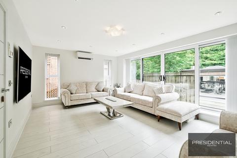 40a Woolhampton Way, Chigwell, IG7 4QH