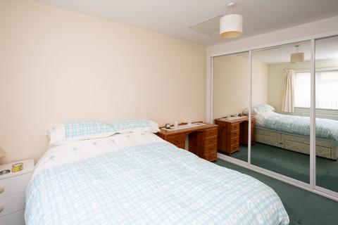 60 Brambling Close, Bushey, WD23 2HW