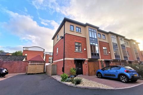 3 bedroom townhouse to rent, Surman Street, Worcester WR1