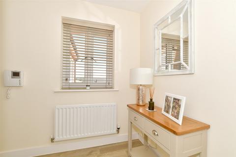 2 bedroom flat for sale, Pondtail Walk, Faygate, Horsham, West Sussex