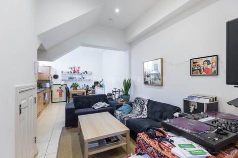 3 bedroom apartment to rent, Islip Street, Kentish Town, NW5