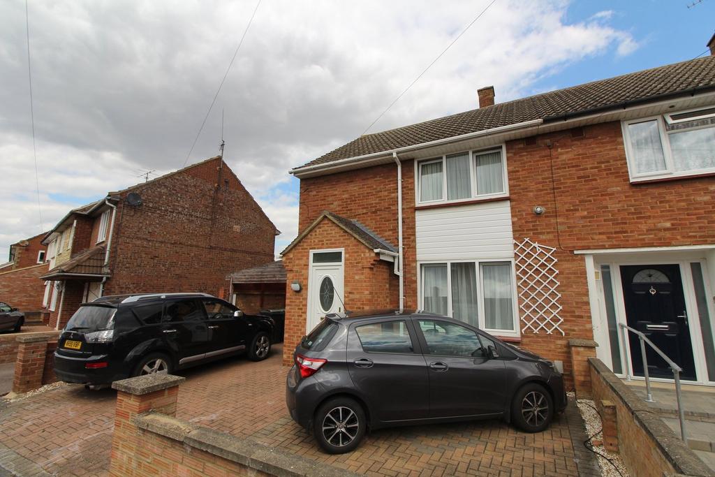 Oak Crescent, Biggleswade, SG18 3 bed semidetached house to rent £