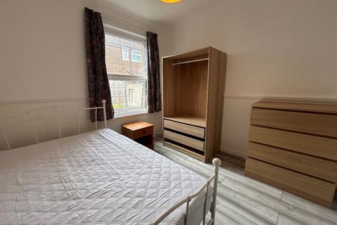 1 bedroom in a house share to rent, Eglinton Road, London