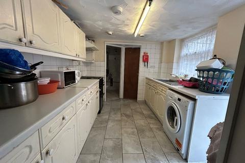 1 bedroom in a house share to rent, Eglinton Road, London