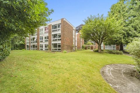 3 bedroom flat for sale, Shaw Close, Chertsey KT16