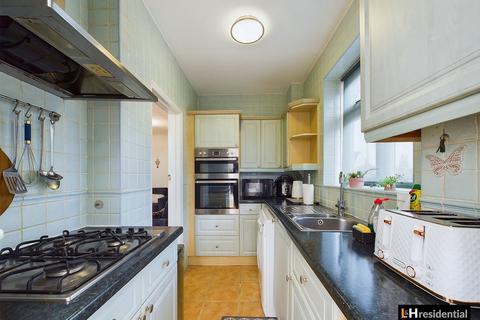 2 bedroom semi-detached bungalow to rent, Hamilton Close, Barnet EN4