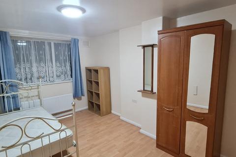 1 bedroom in a flat share to rent, Bordars Walk, London W7
