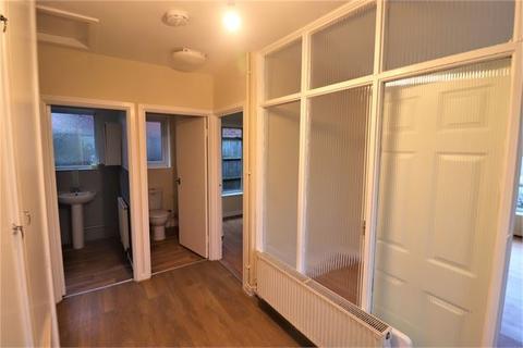 2 bedroom detached bungalow to rent, Victoria Avenue, Southend on sea, Leigh on sea,