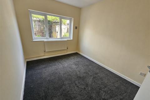 2 bedroom detached bungalow to rent, Victoria Avenue, Southend on sea, Southend on Sea,