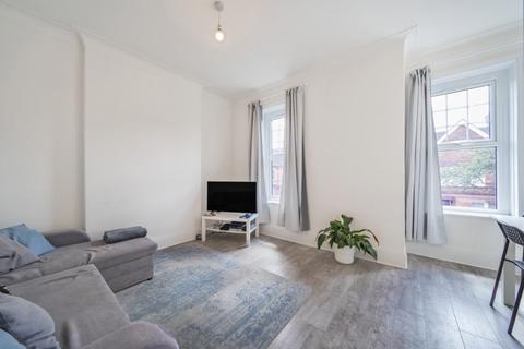 3 bedroom maisonette to rent, Barcombe Avenue London SW2