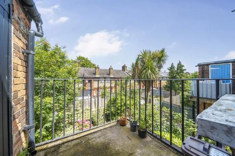 3 bedroom maisonette to rent, Barcombe Avenue London SW2