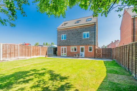 4 bedroom detached house for sale, Warren Close, Leighton Buzzard, Bedfordshire