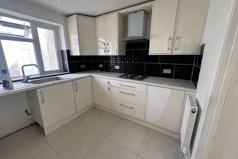 6 bedroom terraced house to rent, Woodcroft Crescent, Uxbridge, UB10