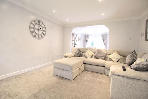 4 bedroom detached house for sale, Sworder Close, Luton