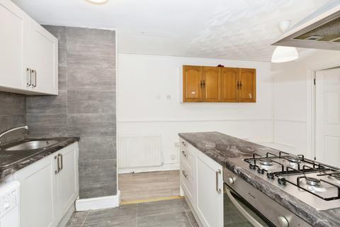 2 bedroom flat to rent, Francis Road