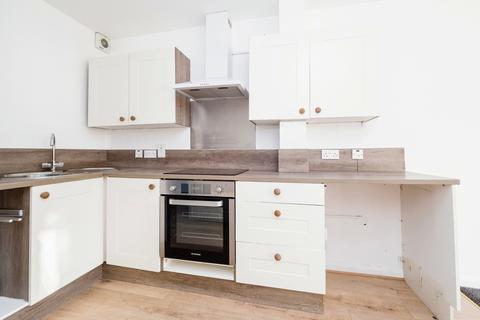 2 bedroom terraced house to rent, Oldchurch Road
