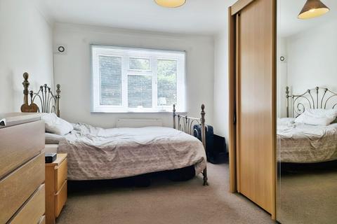 2 bedroom apartment to rent, Holmlea Walk