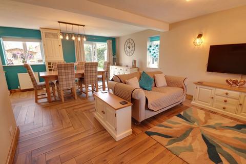 17 Newlands Close, Penkridge, Stafford, ST19 5JB
