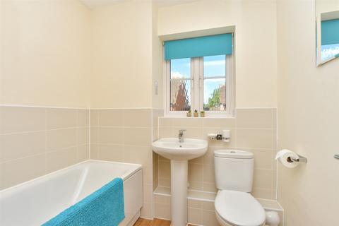 38 Eglington Drive, Wainscott, Rochester, ME3 8BF