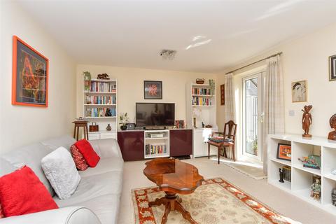 38 Eglington Drive, Wainscott, Rochester, ME3 8BF