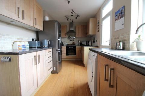 4 bedroom detached house for sale, Cutenhoe Road, South Luton, Luton, Bedfordshire, LU1 3NJ