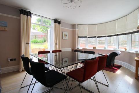 4 bedroom detached house for sale, Cutenhoe Road, South Luton, Luton, Bedfordshire, LU1 3NJ