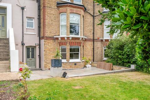 3 bedroom flat to rent, Thornton Road, Wimbledon, London, SW19