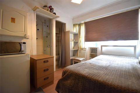 1 bedroom townhouse to rent, Cross Street, Farnborough, Hampshire, GU14