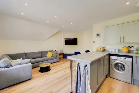 3 bedroom flat to rent, Croydon Road, Caterham CR3