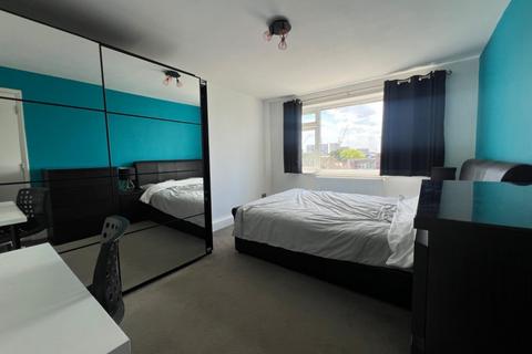 2 bedroom flat to rent, Nicola Close, Harrow