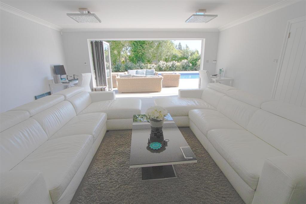 Lounge22.jpg