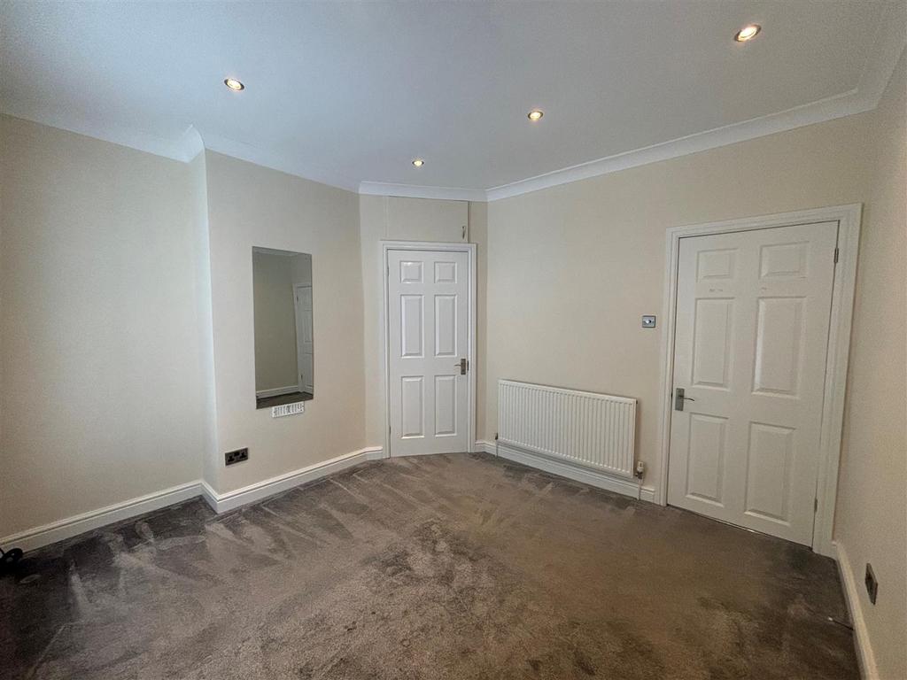 Main bedroom 2.jpg