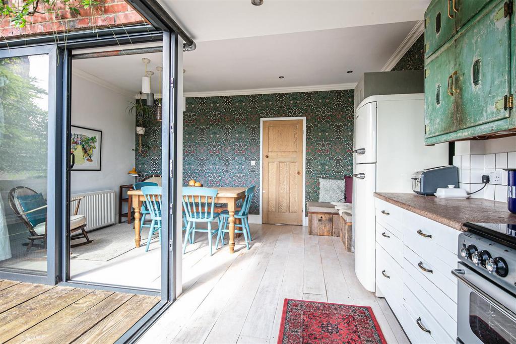 Kitchen to diner