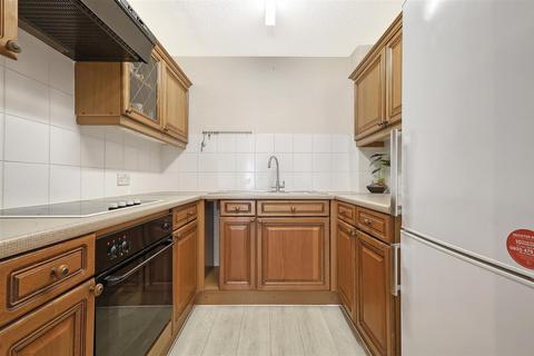 1 bedroom retirement property for sale, Waldegrave Gardens, Upminster