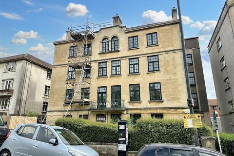 3 bedroom flat to rent, Tyndalls Court - Cotham Bristol