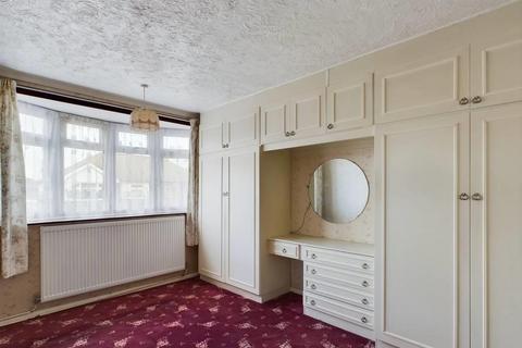 2 bedroom bungalow for sale, Lakefields Close, Rainham