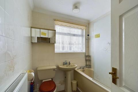 2 bedroom bungalow for sale, Lakefields Close, Rainham