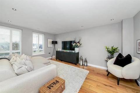2 bedroom apartment for sale, Coulsdon Road, Caterham CR3