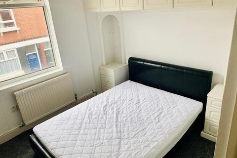 2 bedroom terraced house to rent, Thorn Grove, Manchester