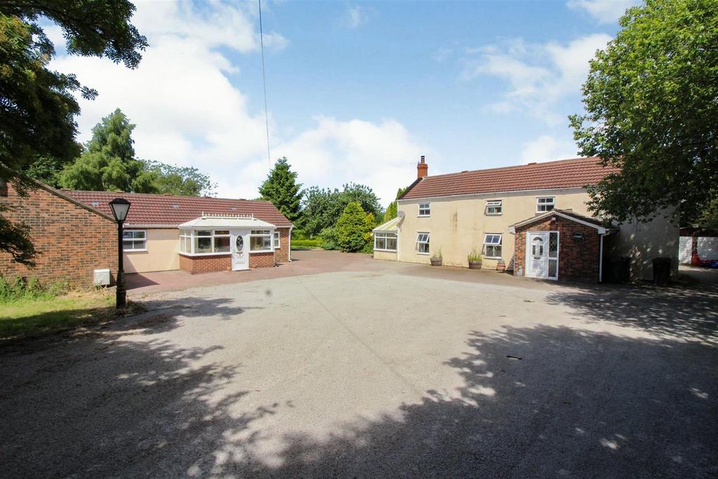 Barwick Road, Leeds LS25 7 bed detached house £750,000