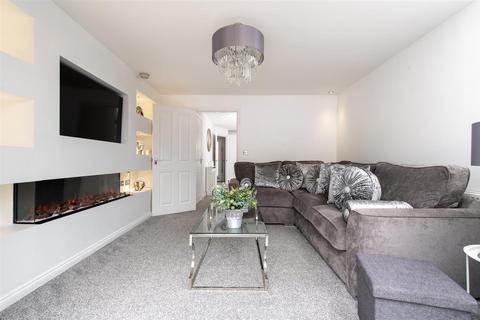5 Dawn Close, Wollaston, Stourbridge, DY8 4GF