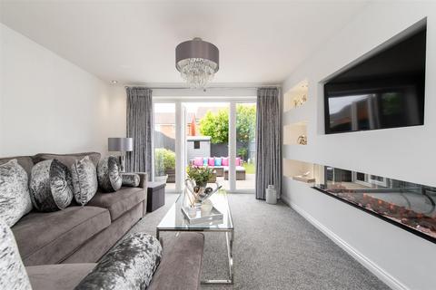 5 Dawn Close, Wollaston, Stourbridge, DY8 4GF
