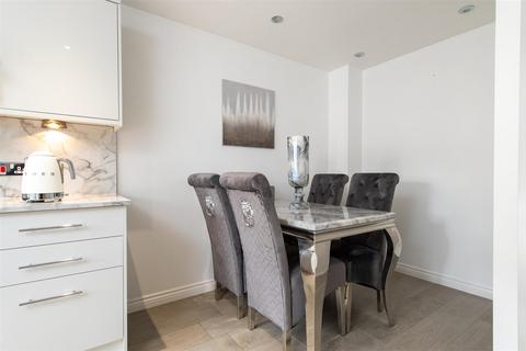 5 Dawn Close, Wollaston, Stourbridge, DY8 4GF