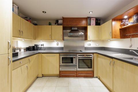 2 bedroom flat to rent, Smugglers Way, London
